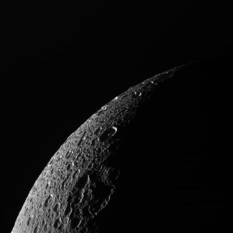 Illustration for article titled Impresionantes imágenes de una de las lunas de Saturno a solo 500 km